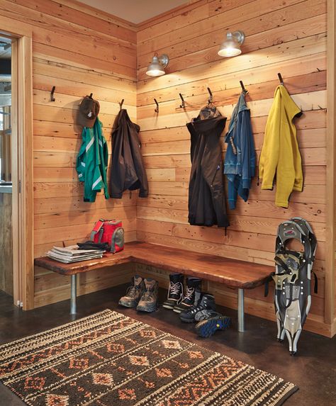 Welcoming First Impression - NW Rugs & Furniture Ski Mudroom, Farmhouse Rental, Vermont House, Tahoe Cabin, Ski Cabin, Mudroom Entryway, Mudroom Ideas, Mud Rooms, Farmhouse Entryway