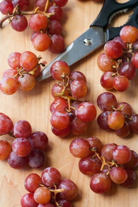 Here Is the Correct Way to Serve Grapes Fruit Trays Ideas, Cute Fruit Tray Ideas, Fruit Display Ideas For Party, Cheese Platter Presentation, Party Boards, Grapes And Cheese, Appetizer Party, Cheese Trays, Wine And Cheese Party