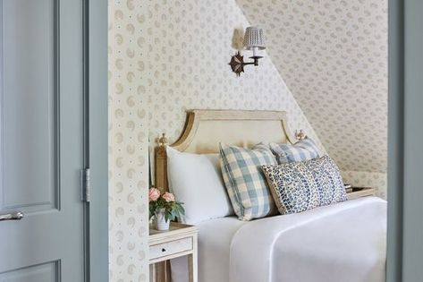 Desmond Wallpaper, Curated Bedroom, Bedroom 2022, Sister Parish, Creek House, Stoney Creek, Spring Valley, Cottage Bedroom, White Barn