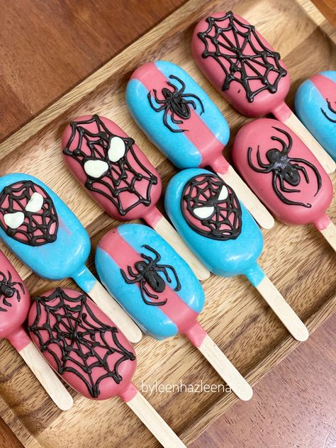 #cakesicles #cakepopsicle #spidermancake #spiderman #cakepops Spider Man Cakesicles, Spidey Cake Pops, Spiderman Cakesicles, Spiderman Cakepops, Spiderman Pasta, Spiderman Cake Pops, Spiderman Theme Party, Boy Sleepover, Hulk Party