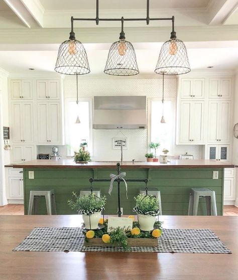 Elegant Kitchen Backsplash, Modern Tuscan Kitchen, Kitchen Exterior, Green Kitchen Ideas, Painted Kitchen Island, Modern Tuscan, Green Kitchen Island, Green Island, Green Kitchen Cabinets