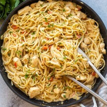 Crockpot Chicken Spaghetti, Chicken Spaghetti Recipe, Best Easy Dinner Recipes, Chicken Spaghetti Recipes, Family Friendly Dinners, Spaghetti Recipe, Spaghetti Noodles, Cheesy Sauce, Chicken Spaghetti