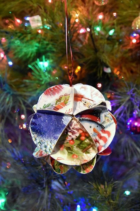 How to Make a Cool Geometric Christmas Ornament with Holiday Cards Recycle Christmas Cards, Create Christmas Cards, Christmas Card Ornaments, Diy Christmas Ornaments Easy, Greeting Card Craft, Christmas Card Crafts, Christmas Gift Card, Old Christmas, Christmas Ornaments Homemade