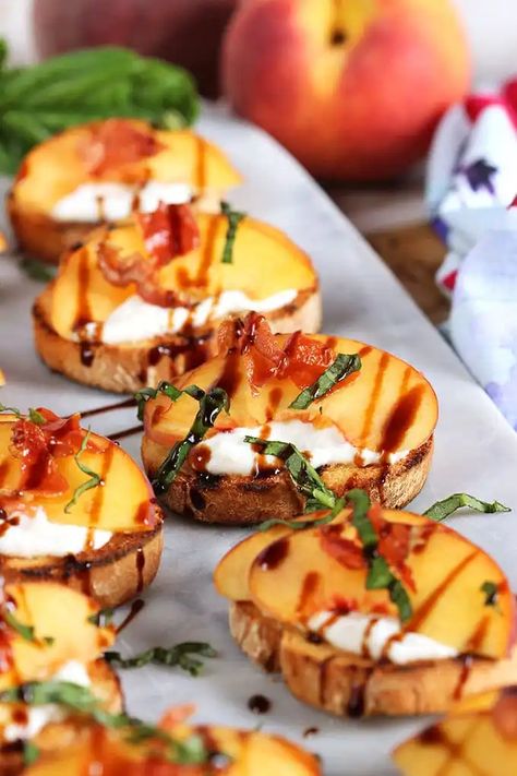 Ricotta Peach, Peach Crostini, Bruschetta Recept, Honey Ricotta, Crispy Pancetta, Summer Appetizers Easy, Fest Mad, Summer Appetizer, Think Food