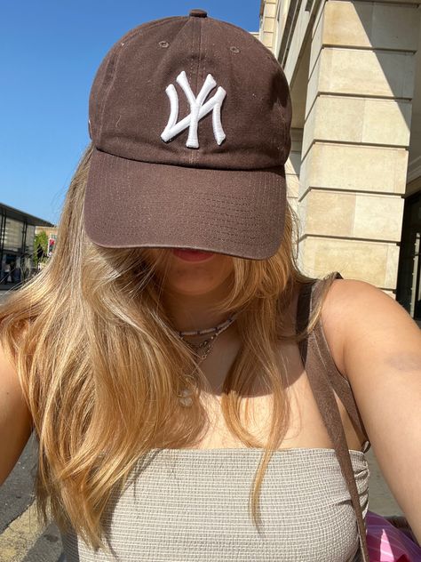 Brown Baseball Cap Outfit, Kat Singleton, Brown Baseball Cap, Ball Cap Outfit, Ny Hat, Girl Baseball Cap, Baseball Cap Outfit, Yankees Cap, Blonde Ponytail