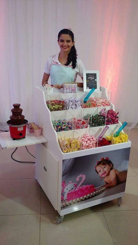 Boa ideia Bridal Fair Booth Ideas Display, Mobile Candy Bar, Snack Cart For Party, Snack Cart Ideas For Party, Candy Stand Ideas, Candy Business Ideas, Candy Store Display, Party Rental Ideas, Snack Cart