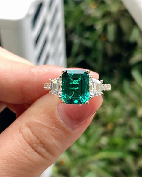 Brilliant 3.55CT Emerald Center Engagement Ringminimalist - Etsy Lithuania Emerald Engagement Ring Green, Engagement Ring Minimalist, May Birthstone Rings, Emerald Wedding Rings, Emerald Rings, Minimalist Engagement Ring, Emerald Cut Rings, Gemstone Engagement, Emerald Engagement