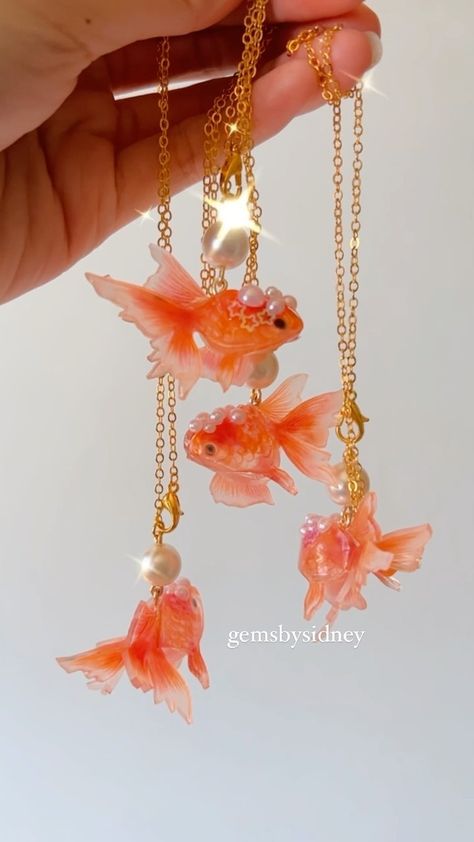 Goldfish Jewelry, Goldfish Decor, Sea Core, Fish Diy, Jewelry Kawaii, Kawaii Charms, Pretty Jewelry Necklaces, Fish Jewelry, Objet Design