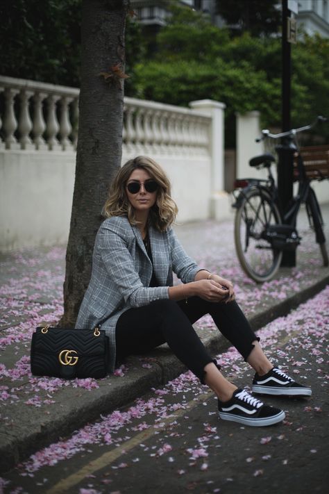 5 key items to nail Minimalist style meets Athleisure in Fall 2017 | sneakers, vans old skool, white sneakers, boy blazer, modern pant, cropped sweater, mules, minimalist street style, fall 2017 outfit ideas, casual outfit ideas, neutral palette | Image Credit: Emma Hill Check Blazer Outfit, Old Skool Outfit, Vans Old Skool Outfit, Havana Fashion, Plaid Blazer Outfit, Fall Outfits 2017, Minimalist Moda, Minimalist Street Style, Vans Outfit