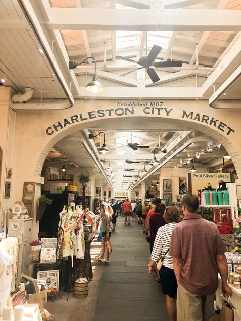 Charleston City Market, South Carolina Engagement Photos, Port Royal Sc, Downtown Charleston Sc Aesthetic, Charleston Apartment Aesthetic, Charleston Girl Aesthetic, Charleston South Carolina Things To Do, Charleston Photo Ideas, Charleston Instagram Pictures