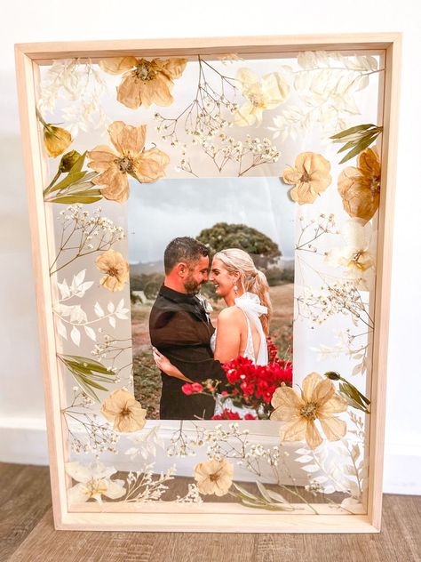 Frame With Flowers Diy, Pressed Flowers Photo Frame, Decorated Picture Frames With Flowers, Wedding Flowers Pressed, Ideas For Dry Flowers, Flowers In Photo Frame, Resin Flower Photo Frame, Picture Frame With Dried Flowers, Photo Frame With Flowers