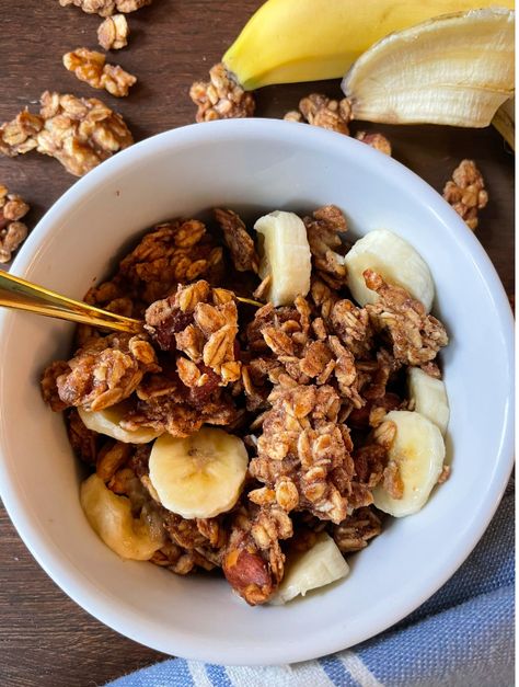 Healthy Banana Bread Granola - Sip & Scone Olive Oil Zucchini Bread, Banana Bread Granola, Fig Butter, Homemade Granola Healthy, Granola Clusters, Granola Breakfast, Healthy Banana Bread, Healthy Banana, Granola Recipe