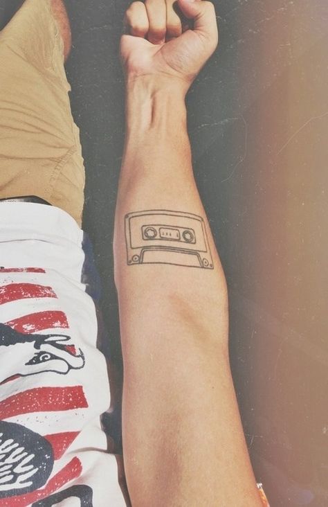 cassette tattoo outline Cassette Tattoo, Tattoos Masculinas, Tattoo 2017, Borboleta Tattoo, Indie Tattoo, Hipster Tattoo, Chinese Dragon Tattoos, Music Tattoo, Music Tattoos