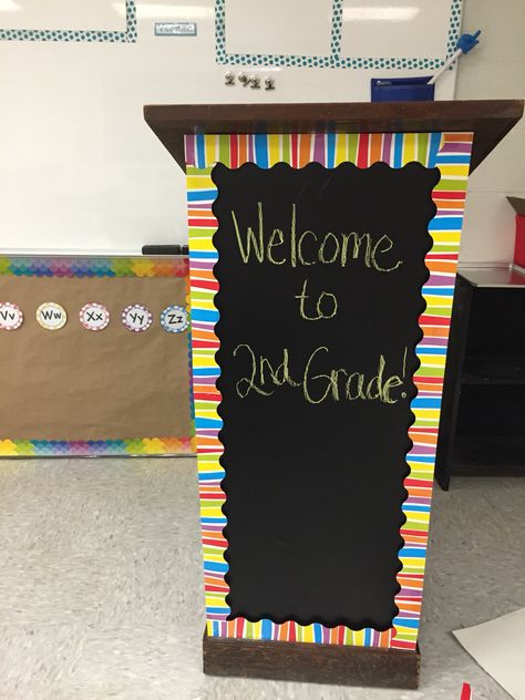 Add some chalkboard vinyl to your podium for messages to students! Teacher Podium Decorations, Podium Decoration Ideas, Podium Decorations School, Podium Decorations, Diy Podium, Teacher Podium, Podium Design, Grow Natural Hair Faster, Chalkboard Vinyl