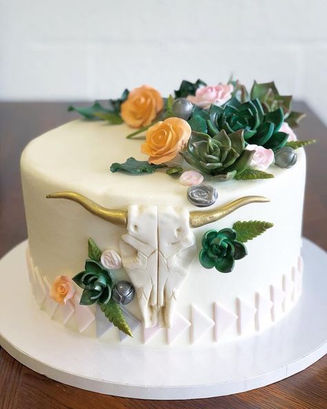 Gorgeous boho cake with cow skull, succulents, and tribal accents Western Cake For Woman, Cow Skull Birthday Cake, Country Style Birthday Cake, Cow Skull Cupcakes, Cute Western Birthday Cakes, Southwestern Cake Ideas, Western 21st Birthday Cake, Western Chic Birthday Cake, Longhorn Birthday Cake