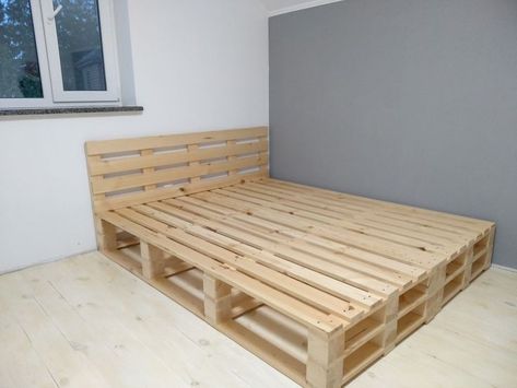 Palette Board Bed, Mattress On Pallets, Wooden Palette Bed, Pallet Bedframe Ideas, Pallet Board Bed Frame, Palate Bed Frame, Palet Bed Ideas, Wooden Crate Bed Frame, Palette Bed Ideas