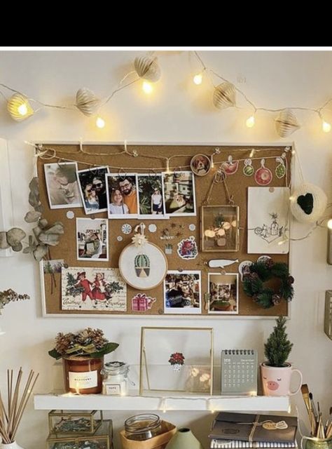 Photo Pin Board Ideas, Pinboard In Bedroom, Pin Boards Aesthetic, Cork Mood Board, Cork Notice Board, Room Notice Board Ideas, Cute Bulletin Board Ideas Bedroom, Corkboard Picture Ideas, Cork Board Above Desk