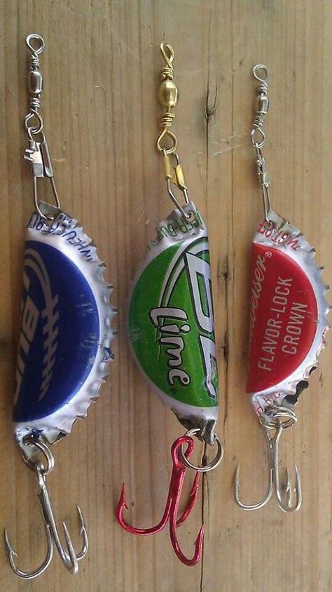 Creative, eh? Bottle Cap Fishing Lures, ميدالية مفاتيح, Supraviețuire Camping, Pesca In Mare, Diy Fishing Lures, Man Crafts, Fishing Hooks, Fishing Diy, Bottle Cap Crafts