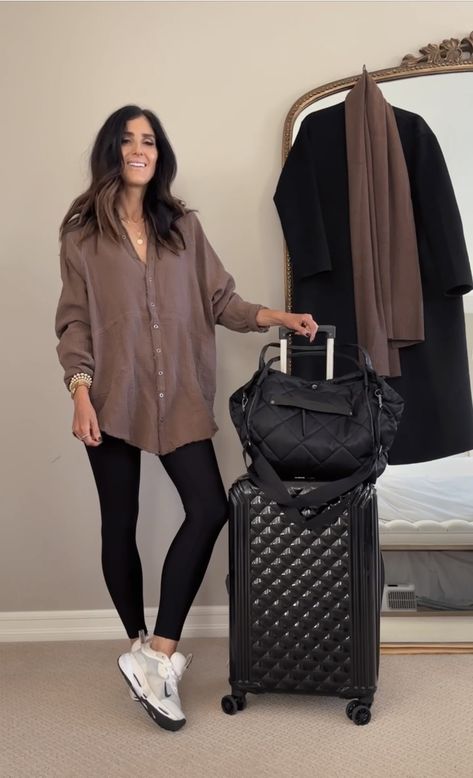 Comfortable Travel Outfit, Airport Travel Outfits, Comfy Travel Outfit, Airplane Outfits, Fashion Travel Outfit, Look Legging, Black Leggings Outfit, Legging Outfits, Airport Outfit