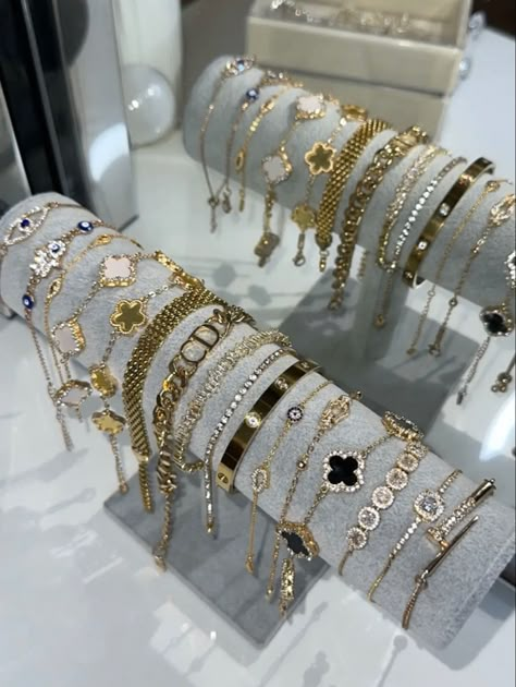 خواتم خطوبة, Xoxo Jewelry, Organizator Grafic, Expensive Jewelry Luxury, Wrist Jewelry, Luxe Jewelry, Jewelry Accessories Ideas, Dope Jewelry, Girly Accessories