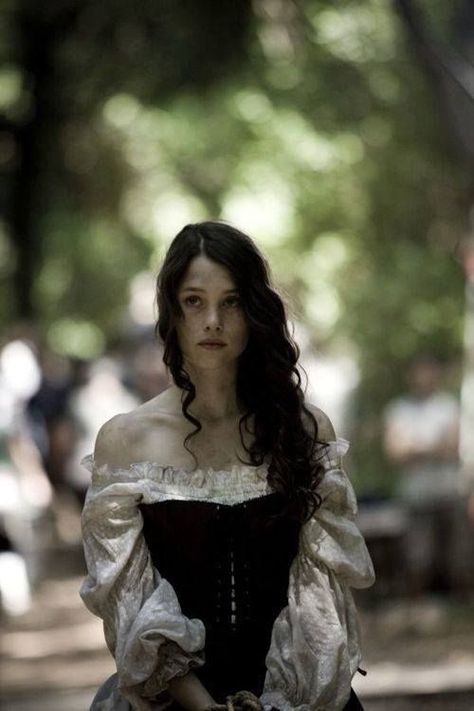 Astrid Berges Frisbey, Era Victoria, Medieval Aesthetic, Walking Down The Street, Princess Aesthetic, 영감을 주는 캐릭터, Story Inspiration, 인물 사진, Medieval Fantasy