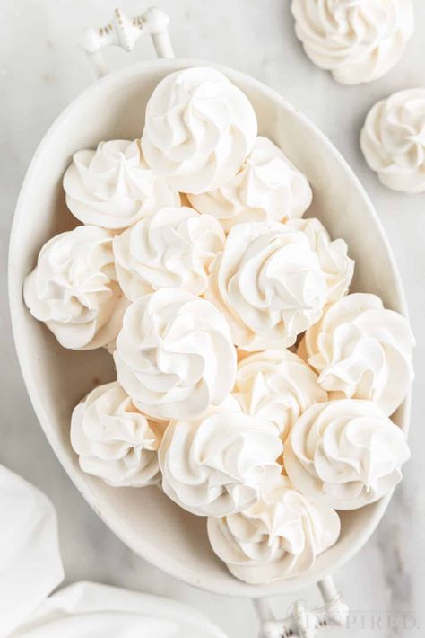 Mirangue Cookies Recipe, Air Fryer Meringue, Air Fryer Meringue Cookies, Air Fryer Meringues, Mirangue Cookie, Meringue Cookie Recipe Easy, Small Batch Meringue Cookies, Marange Recipe, Microwave Mirangue