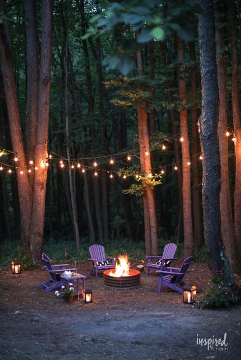 Ideas for a Color-Inspired Backyard Fire Pit Makeover #firepit #backyard #decor #style #ideas #outdoor #decorating Fire Pit Forest, Forest Fire Pit, Wooded Backyard Ideas, Cabin Fire Pit, Outdoor Fire Pit Area, Country Garden Decor, Types Of Fire, Foto Langka, Fire Pit Area