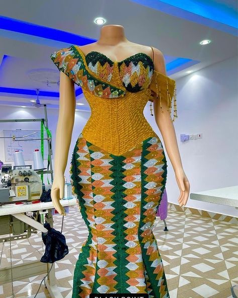 Corset Kente Styles, Ladies Gown Designs, African Kente Styles For Engagement, Kente Dress Ghana Traditional Weddings, Kente Styles Ghana Women, Kente Styles For Older Women, Kente Dress Styles For Engagement, African Ladies Fashion, Kente Styles For Engagement Ghana