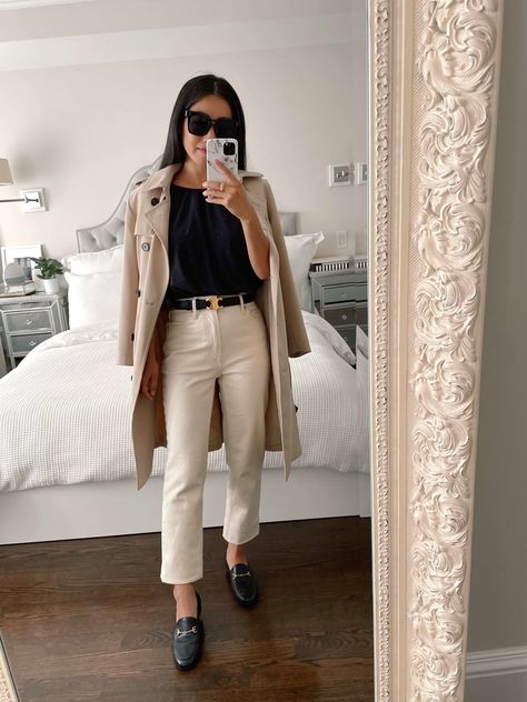 Cream Jeans Autumn Outfit, Cream Jeans Fall, Beige Jeans Work Outfit, Beige Jean Outfits Women, Cream Jeans Work Outfit, Light Tan Jeans Outfit, Style Off White Jeans, Cream Jeans Winter Outfit, Off White Mom Jeans Outfit