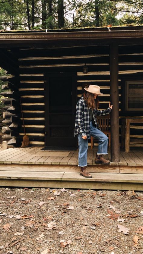 Outdoorsy Western Style, Professional Outdoor Outfits, Western Hiking Outfits, Appalachia Aesthetic Clothes, Blundstone Country Outfit, Midwestern Style, Western Outdoorsy Outfits, Mountain Cowgirl Outfits, Western Homestead