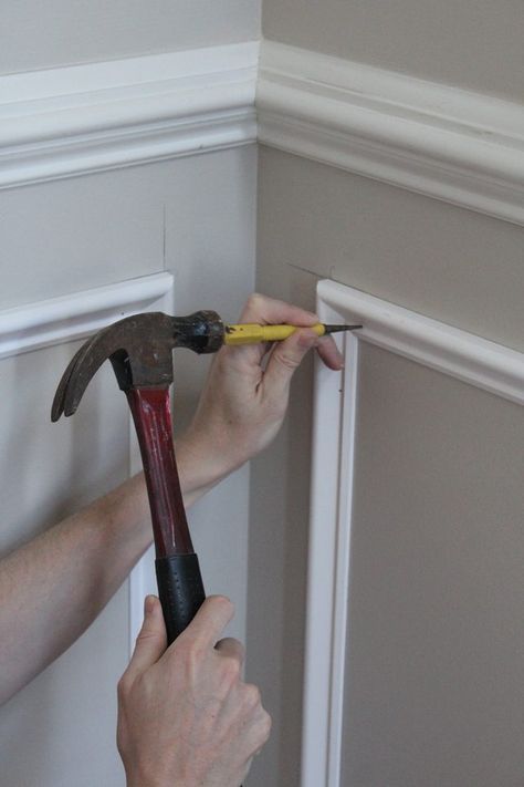 This article is a complete tutorial on how to install shadow box trim or molding squares to a wall in your home. Diy Interior, Diy Crown Molding, Diy Wainscoting, Crown Moldings, Diy Wand, Diy Crown, Wall Trim, Wall Molding, Bath Room