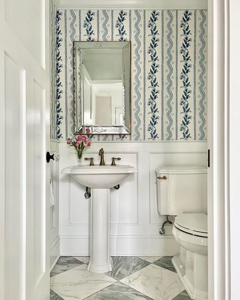 Phoebe Edmondson | White Berry Home (@whiteberryhome) • Instagram photos and videos Powder Room With Pedestal Sink, Pedestal Sink Ideas, Transitional Powder Room, Beautiful Powder Rooms, Traditional Powder Room, Wallpaper Powder Room, Half Bath Remodel, Powder Room Ideas, Bathroom Stand