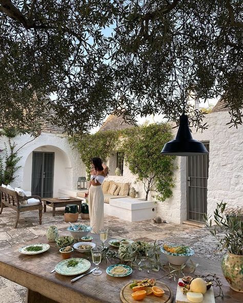 Beautiful picnics all summer long. Italian Home, Mediterranean Garden, Backyard Inspo, Mediterranean Homes, Italian Summer, European Summer, House Inspo, Puglia, Summer House