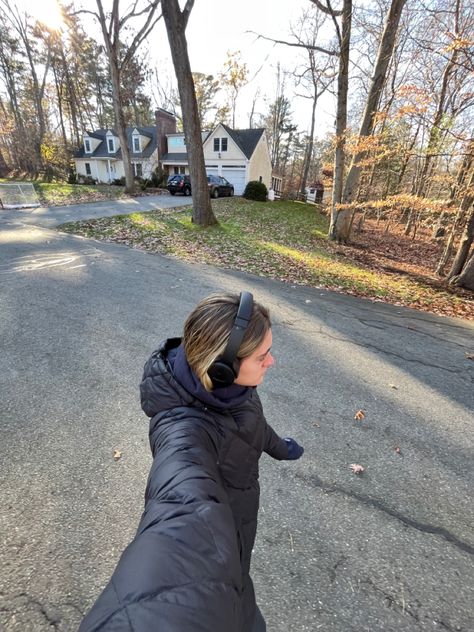 Workout Aesthetic Winter, Winter Walking Aesthetic, Winter Walks Aesthetic, Hoț Girl Walk, Winter Walk Aesthetic, Going On A Walk Aesthetic, Long Walks Aesthetic, Going For A Walk Aesthetic, Winter Walking Outfit