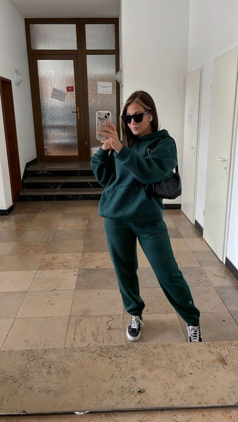 Joggers And Vans Outfit, Vans Platform Sneakers Outfit, Green Vans Outfit, Green Joggers Outfit, Outfits Jogger, Platform Sneakers Outfit, Vans Platform Sneakers, Green Sweater Outfit, Rainy Outfit