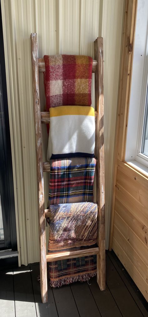 DIY Blanket Ladder Old Ladders Repurposed, Blanket Organization, Blanket Stand, Ladder Blanket, Creek Design, Diy Blanket, Blanket Rack, Old Ladder, Diy Blanket Ladder