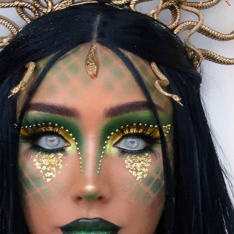 Madussa Halloween Makeup, Halloween Medusa Makeup, Halloween Costumes Women Medusa, Medusa And Stone Costume, Medusa Halloween Costumes, Hot Medusa, Medusa Fancy Dress, Medusa Makeup Halloween, Medusa Makeup Ideas