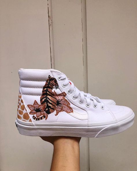 AY DESIGN on Instagram: “🐅 pedido para @marinamrguez ✨” ” #angelus #handpainted #custom #customsneakers #diy #handpaintedsneakers #custom converse #dragon Custom Converse, High Top Vans, Vans High Top Sneaker, Vans Sk8, Top Sneakers, High Top Sneakers, High Tops, Converse, Sneakers