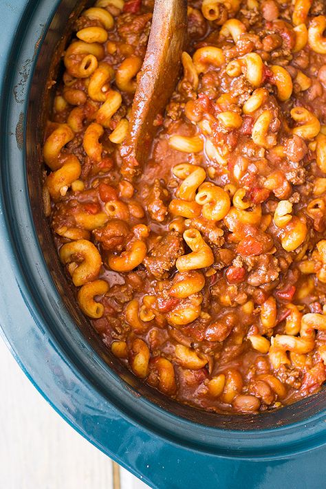 Slow Cooker Chili Mac is an easy comforting dish made right in your crock pot!! | www.countrysidecravings.com Quick Slow Cooker Meals, Slow Cooker Chili Mac, Chili Mac Recipe, Delicious Slow Cooker Recipes, Chili Mac, Pot Roast Slow Cooker, Slow Cooker Beef Stew, Slow Cooker Chili, Slow Cooker Dinner