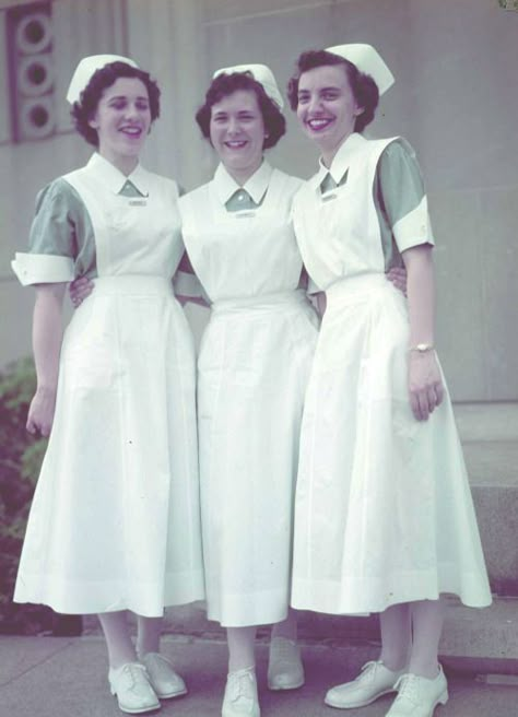 Nursing Pictures, History Of Nursing, White Hose, Women In White, Mode Retro, Nurse Rock, Vintage Nurse, Nursing Cap, Vintage Medical