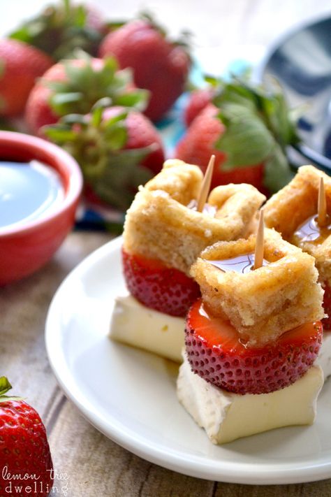 Strawberry Brie Waffle Bites... These would be great for a Girls weekend along with some champagne Bite Size Brunch, Strawberry Brie, Brunch Finger Foods, Waffle Bites, Munchies Recipes, Brunch Appetizers, Bite Size Desserts, Easy Brunch, Monkey Bread