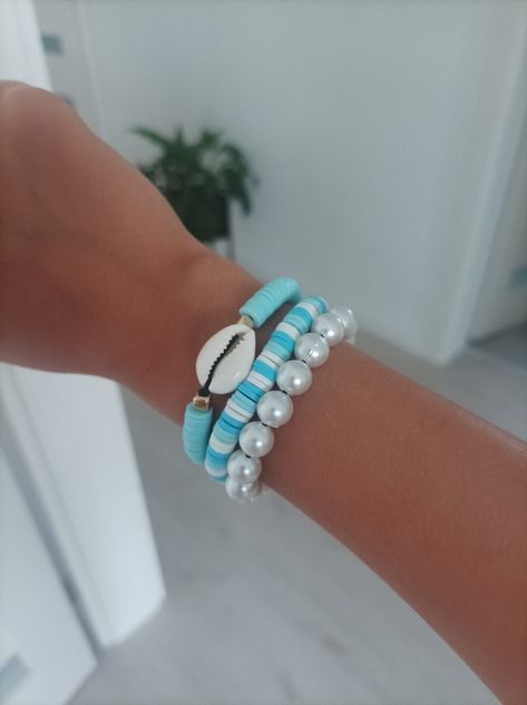 Beachy Clay Bracelets, Seashell Clay Bead Bracelet, Clay Bead Bracelet Ideas With Shell, Ocean Theme Bracelet, Summer Themed Bracelets, Beach Theme Bracelets, Summer Clay Bead Ideas, Ocean Themed Bracelets, Ocean Clay Bead Bracelets