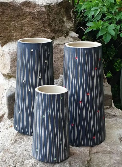 45 Sgraffito Ceramic Pottery Designs and Ideas - HERCOTTAGE Pottery Vase Carved, Ceramic Vase Ideas Decoration, Scraffito Designs Vase, Scraffitto Ceramics, Pottery Carved Designs, Carved Ceramics Ideas, Surface Decoration Ceramics, Pottery Surface Design, Scrafitto Design