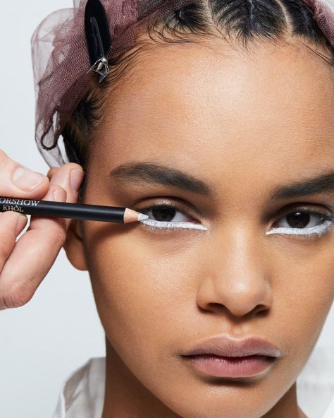 Dior Makeup Artist Peter Philips Shares How to Get a Runway-Worthy Complexion Eyeliner Under Eye, Under Eye Liner, Make Eyes Bigger, Black Makeup Looks, White Eye Makeup, Bigger Eyes, Under Eye Makeup, 2022 Couture, Light Lipstick