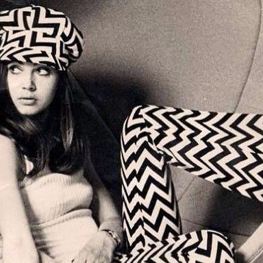 1960s Daily on Instagram: "60s fashion. #60s #1960s #sixties #60sfashion #60sstyle #modfashion #modstyle #oldpicture #blackandwhite" 70s Fall Fashion, White Bell Bottoms, Retro Fashion Photography, Outfit Ideas Modest, Hot Yoga Outfit, Fashion 60s, Eero Aarnio, Retro Festival, 60’s Style