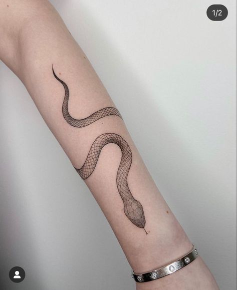 215+ King Cobra Tattoo Ideas (2023) - TattoosBoyGirl Minimalist Tattoo Back, Tattoo Ideas Female Finger, Finger Tattoo Minimalist, King Cobra Tattoo, Tattoo Back Tattoo, Left Arm Tattoos, Around Arm Tattoo, Cobra Tattoo, Wrap Tattoo