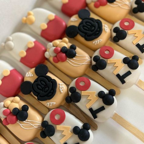 These came out sooo cute Love the Color Combo 🤍 #Cakesicles #chocolatecoveredtreats #MickeyInspired #two #Birthday #Desserts #WestCovina … | Instagram Mickey Mouse Cakecicles, Oh Twodles Cake Pops, Mickey Mouse Sweets, Minnie Mouse Oreo Pops, Mickey Cakesicles, Minnie Mouse Cakesicles, Strawberry Cakesicles, Mickey Mouse Cakesicles, Cakesicles Ideas For Birthday