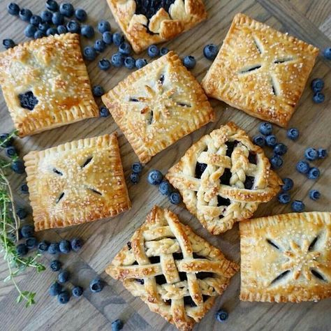 Blueberry Hand Pies, Creative Pies, Pie Crust Designs, Hand Pie Recipes, Hand Pie, Breakfast Pastries, Perfect Pies, Hand Pies, Sweet Tarts