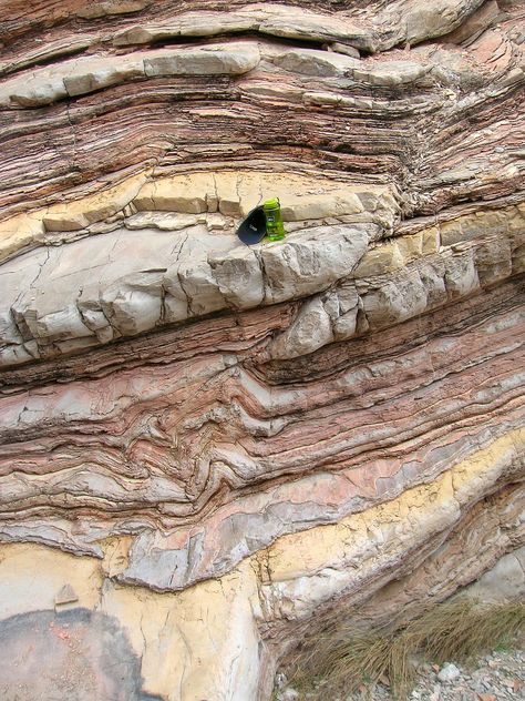 TX: flic.kr/p/666sti | A small reverse fault at Ernst Tinaja, Brewster, TX.  This fault shows two interesting things.  The first is the difference between the brittle (the fractured upper beds) and the ductile (the folded lower beds) response of different rock layers to the same stress.  The second is that the feature is compressive, indicating that it is most likey a Laramide structure (ie. Rocky Mountains) and not a later Basin and Range extensional structure. Structural Geology, Rock Layers, Earth Layers, Rock Textures, Geology Rocks, Natural Structures, Moon Photography, Ancient Mysteries, Rock Formations