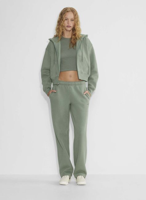 Sweatfleece COZY FLEECE BOYFRIEND BOXY ZIP HOODIE | Aritzia US Fleece Outfit Women, Aritzia Sweatsuit, Aritzia Hoodie, Track Star, Fleece Outfit, Fleece Sweatpants, Fade Color, Gym Outfit, Zip Hoodie